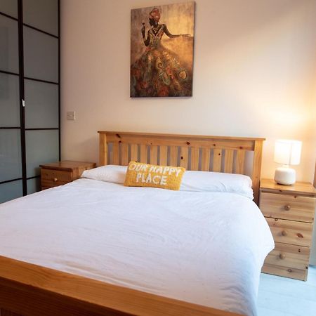 Two-Bedroom Luxury Apartment With Workspace, Free Secure Parking & Coffee バーミンガム エクステリア 写真