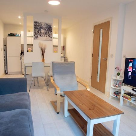 Two-Bedroom Luxury Apartment With Workspace, Free Secure Parking & Coffee バーミンガム エクステリア 写真