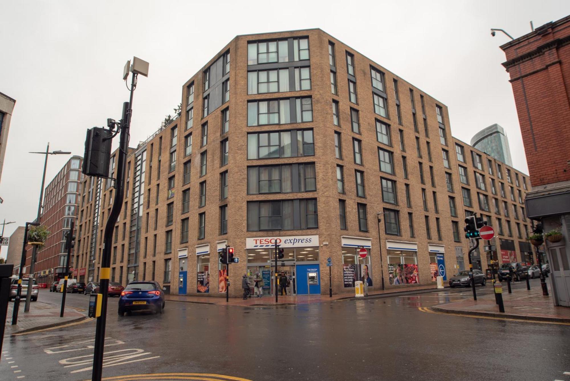 Two-Bedroom Luxury Apartment With Workspace, Free Secure Parking & Coffee バーミンガム エクステリア 写真