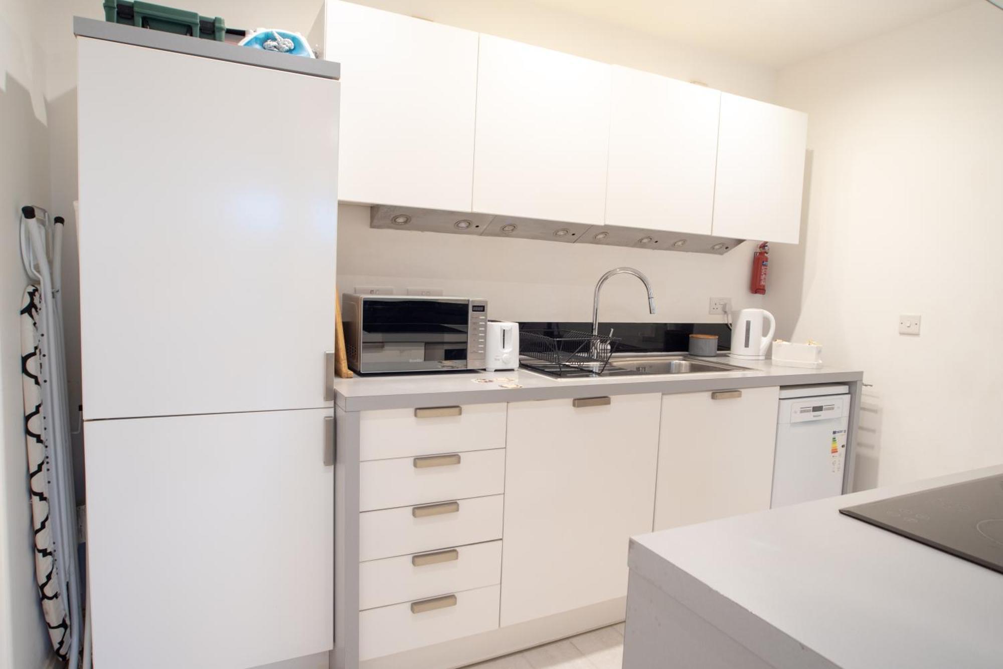 Two-Bedroom Luxury Apartment With Workspace, Free Secure Parking & Coffee バーミンガム エクステリア 写真