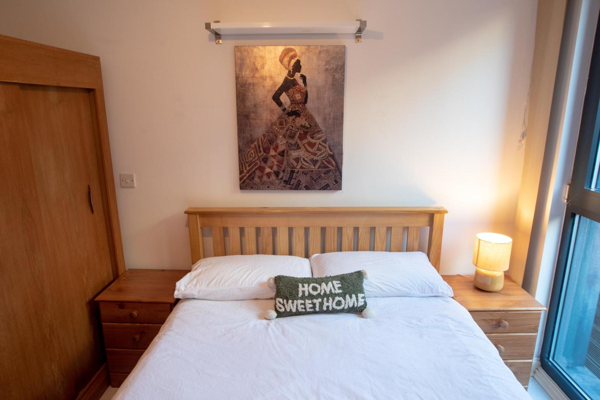 Two-Bedroom Luxury Apartment With Workspace, Free Secure Parking & Coffee バーミンガム エクステリア 写真