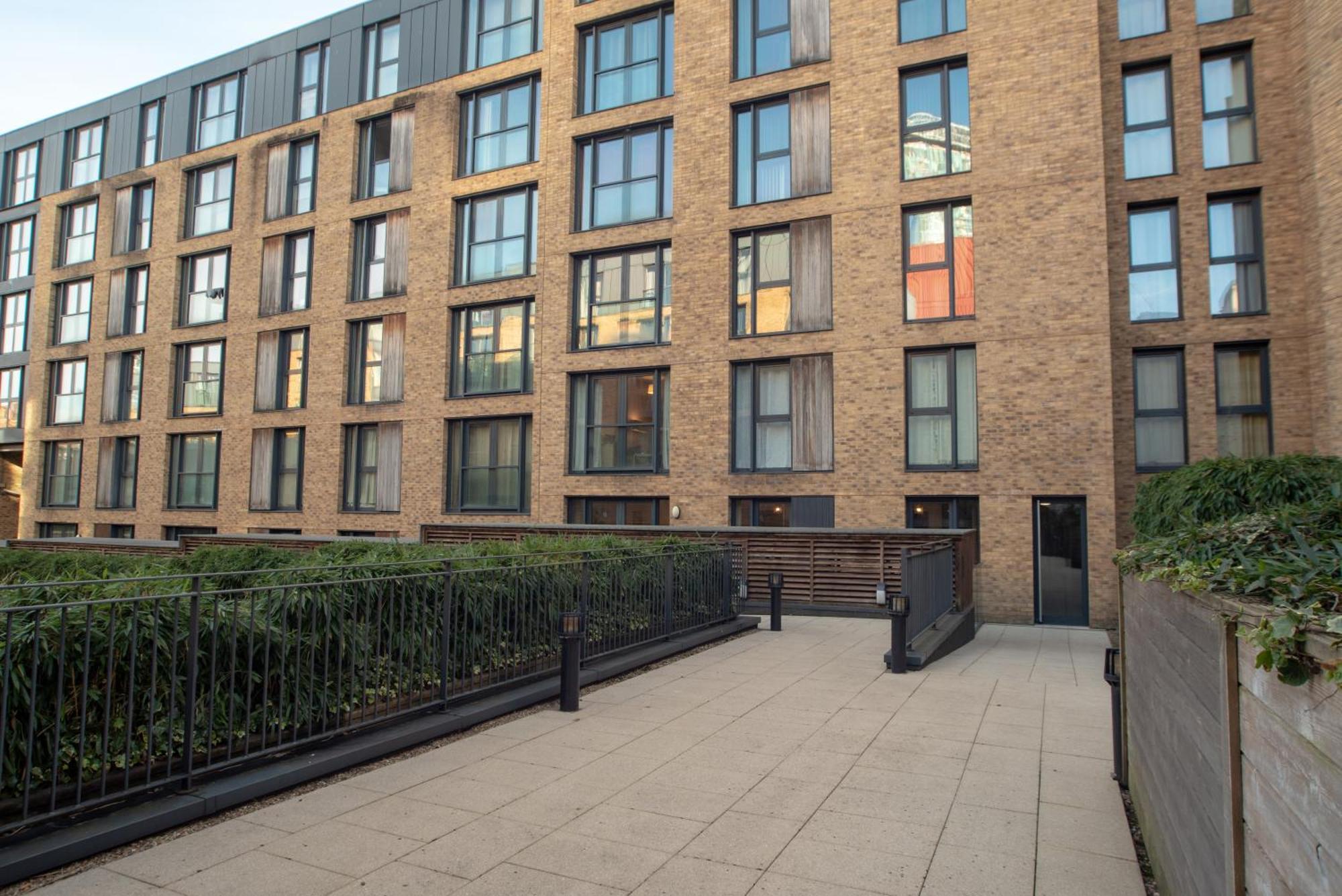Two-Bedroom Luxury Apartment With Workspace, Free Secure Parking & Coffee バーミンガム エクステリア 写真