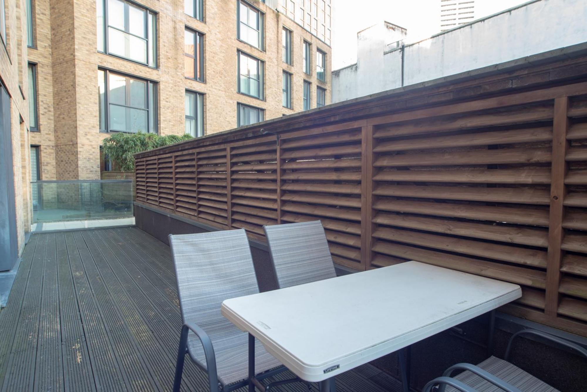 Two-Bedroom Luxury Apartment With Workspace, Free Secure Parking & Coffee バーミンガム エクステリア 写真