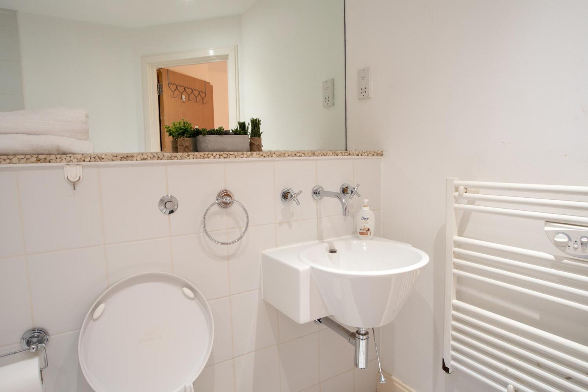 Two-Bedroom Luxury Apartment With Workspace, Free Secure Parking & Coffee バーミンガム エクステリア 写真