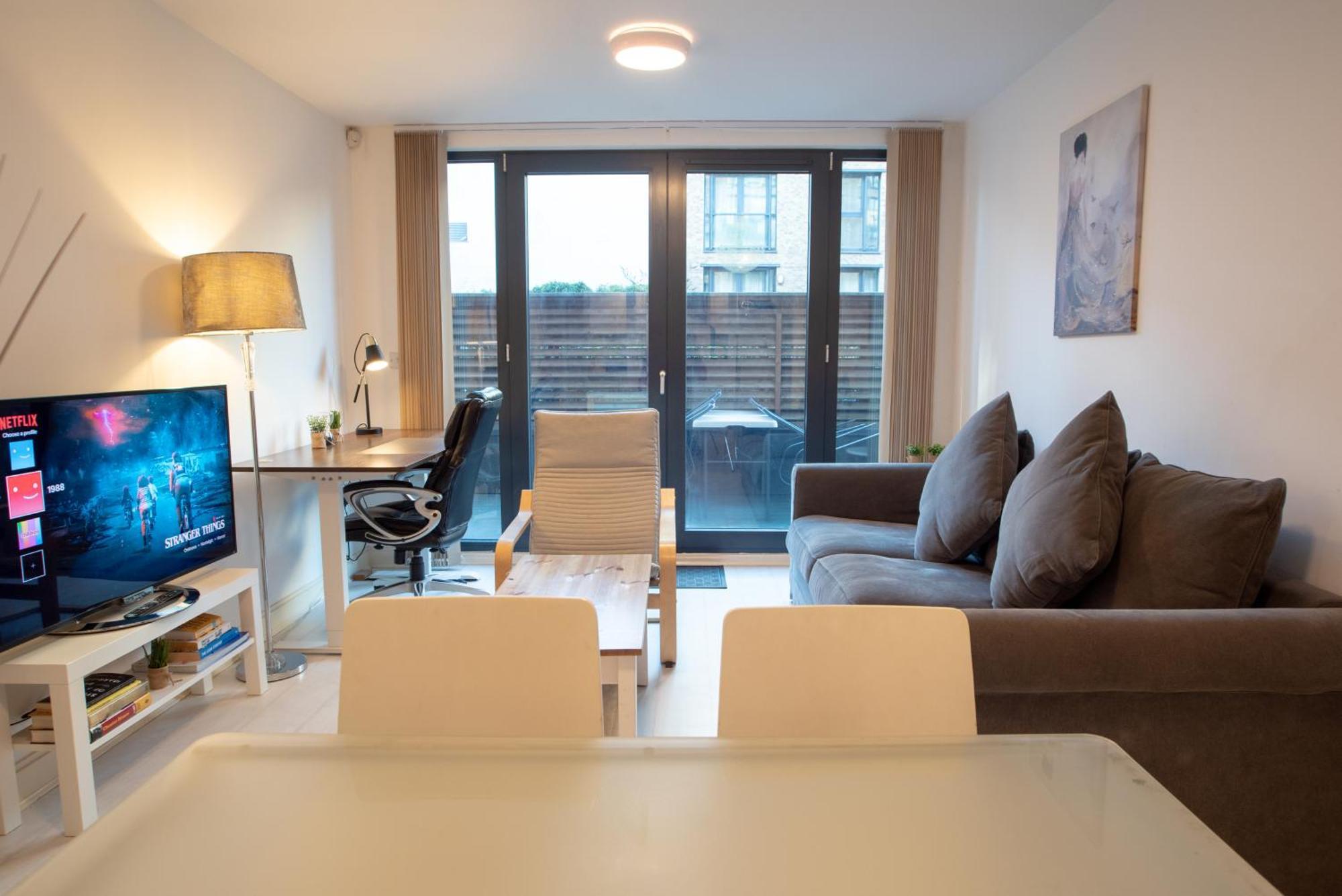 Two-Bedroom Luxury Apartment With Workspace, Free Secure Parking & Coffee バーミンガム エクステリア 写真