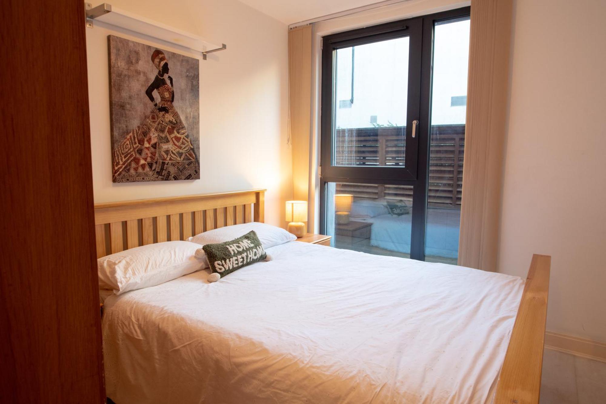 Two-Bedroom Luxury Apartment With Workspace, Free Secure Parking & Coffee バーミンガム エクステリア 写真