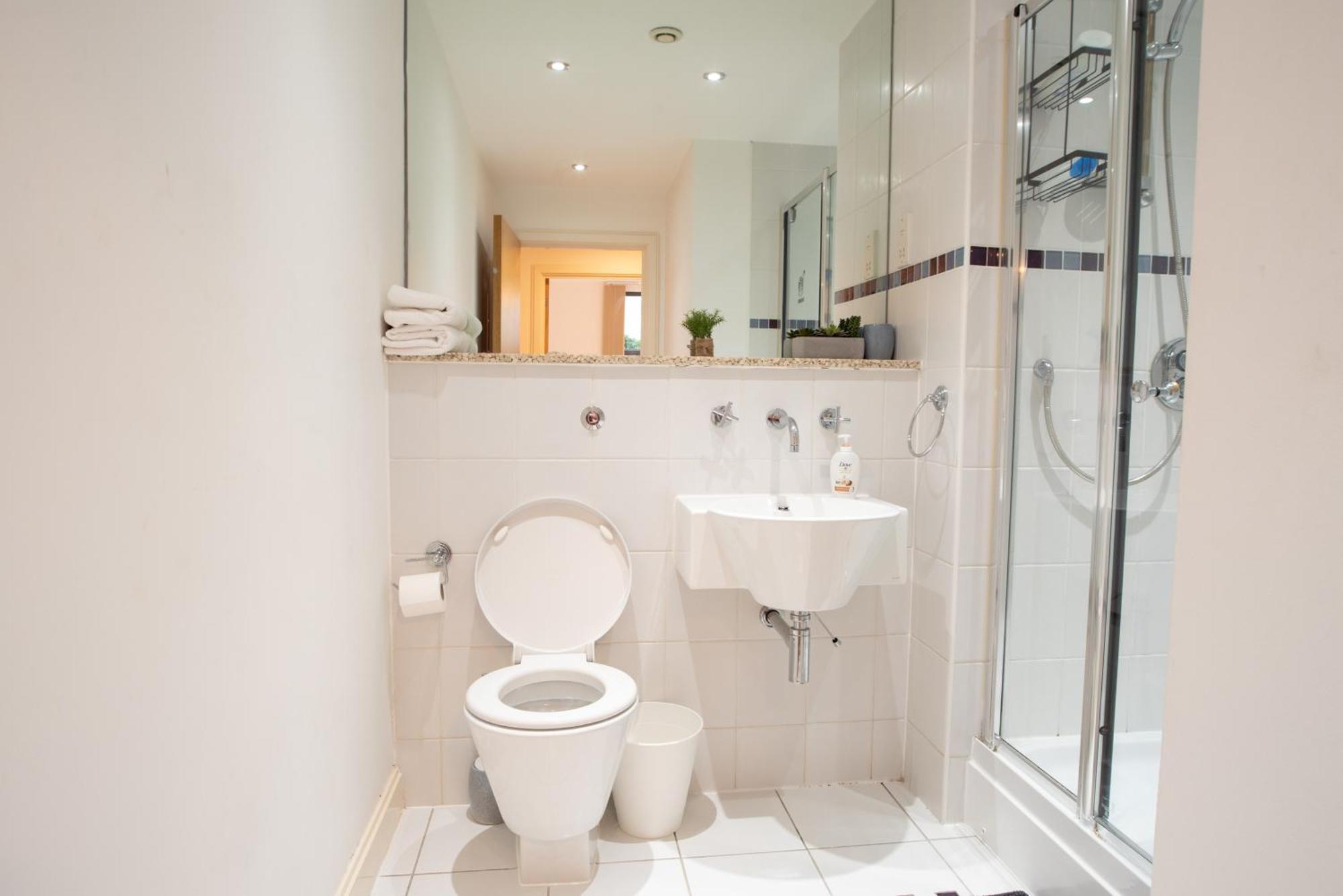 Two-Bedroom Luxury Apartment With Workspace, Free Secure Parking & Coffee バーミンガム エクステリア 写真