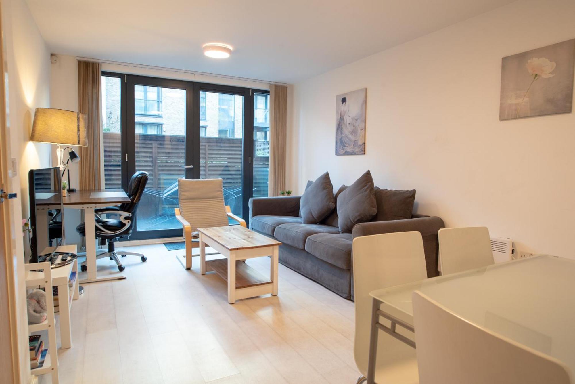 Two-Bedroom Luxury Apartment With Workspace, Free Secure Parking & Coffee バーミンガム エクステリア 写真